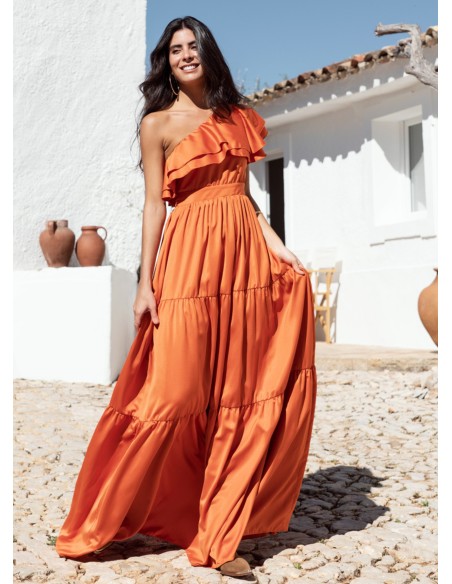 Vestido largo naranja con volantes y escote asimétrico para graduaciones