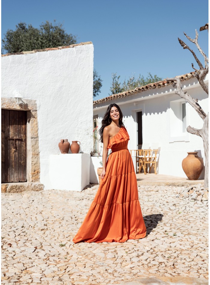 Vestido largo naranja con volantes y escote asimétrico para bodas de tarde