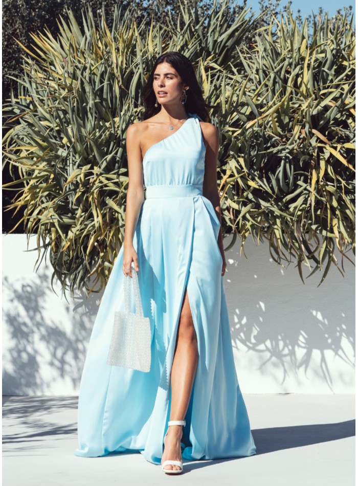 Robe longue bleu clair avec encolure...
