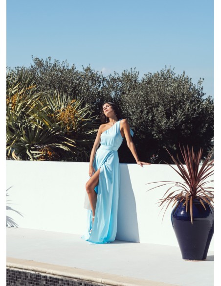 Vestido largo azul claro con escote asimétrico y abertura en la falda para bodas de tarde