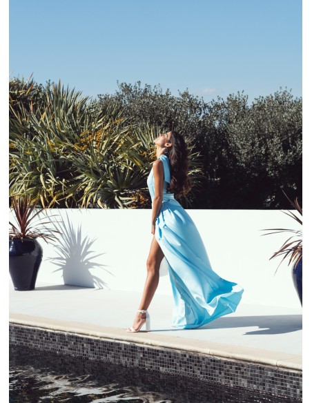 Vestido largo azul claro con escote asimétrico y abertura en la falda para damas de honor