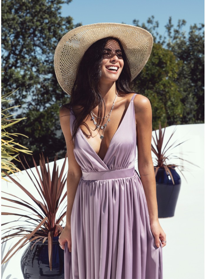 Vestido largo lila con escote cruzado y tirantes para damas de honor
