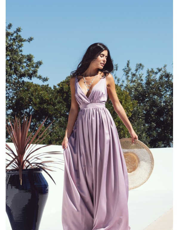 Vestido largo lila con escote cruzado y tirantes