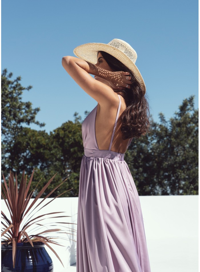Vestido largo lila con escote cruzado y tirantes para bodas de tarde