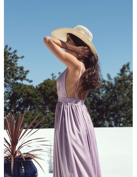 Vestido largo lila con escote cruzado y tirantes para bodas de tarde Vestido largo lila con escote cruzado y tirantes para bodas de tarde