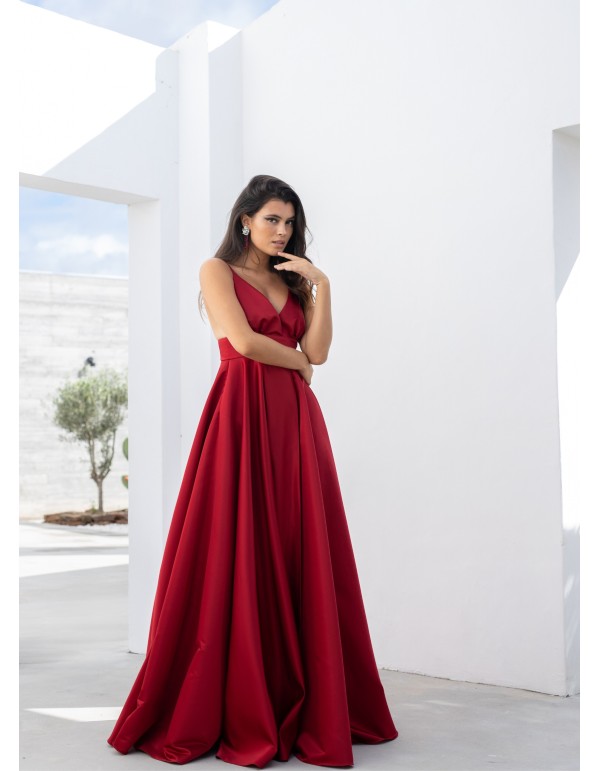 Vestido largo rojo con corte princesa y escote pronunciado