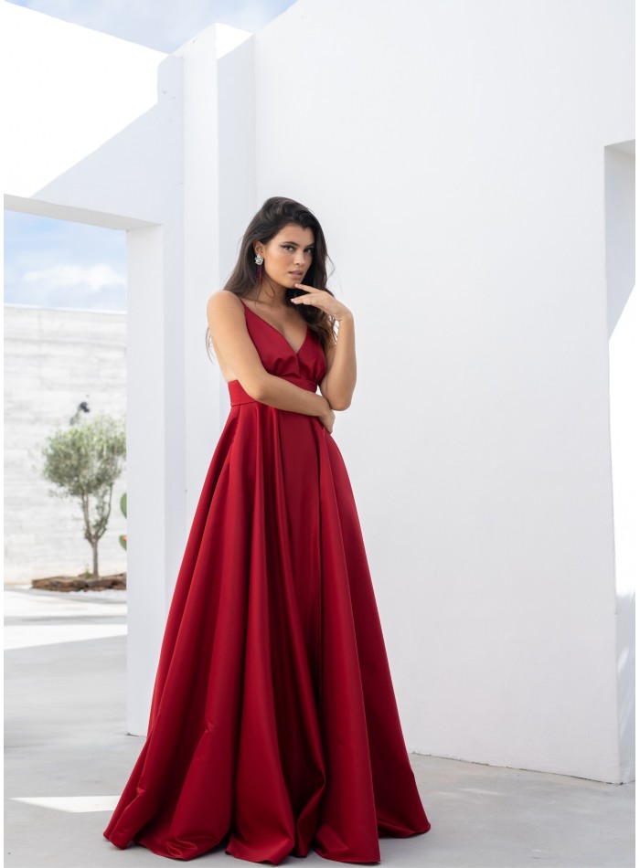 Longue robe rouge avec coupe princesse et décolleté plongeant