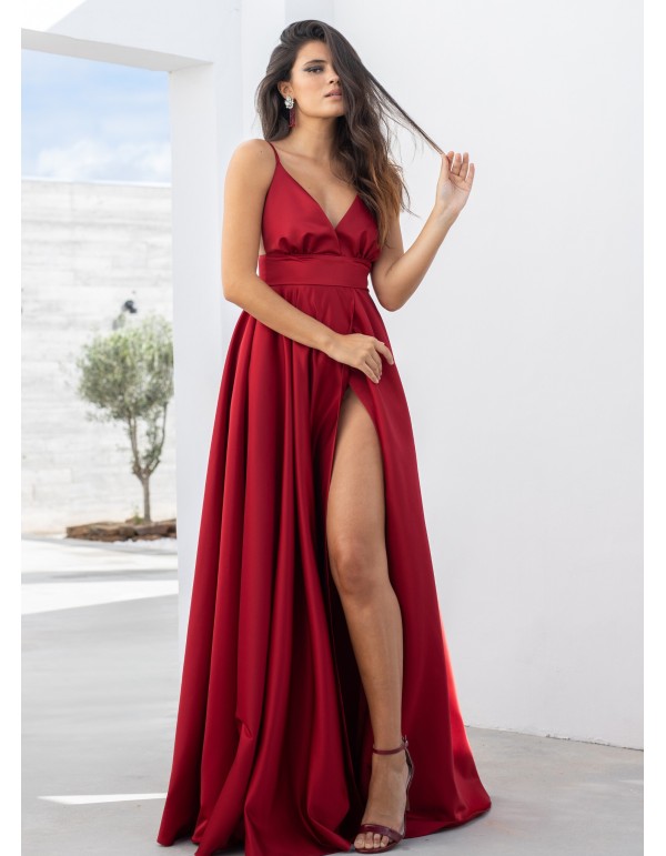 Vestido largo rojo con corte princesa y escote pronunciado 2