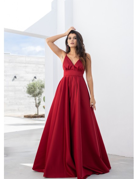 Long red dress with princess cut and plunging neckline