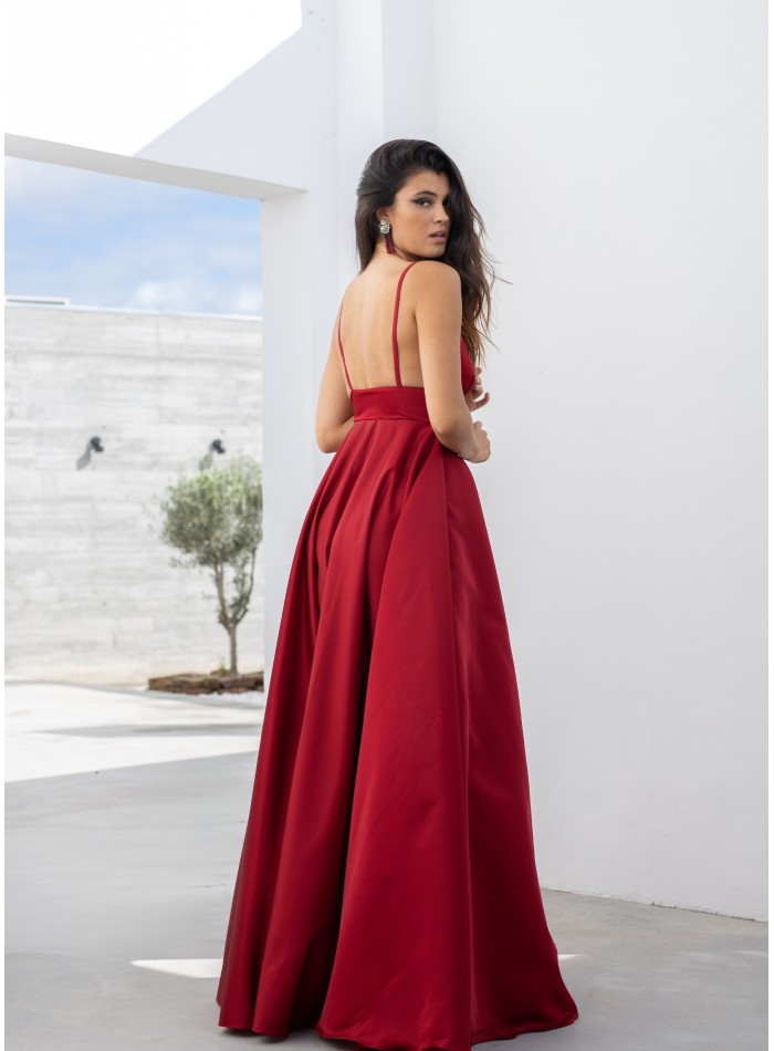 Vestido largo rojo con corte princesa y escote pronunciado