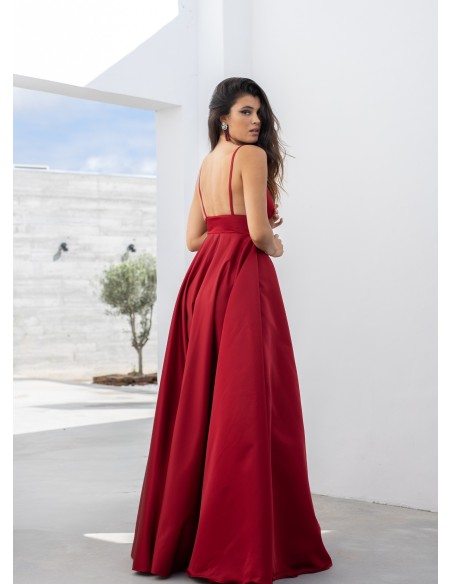 Long red dress with princess cut and plunging neckline