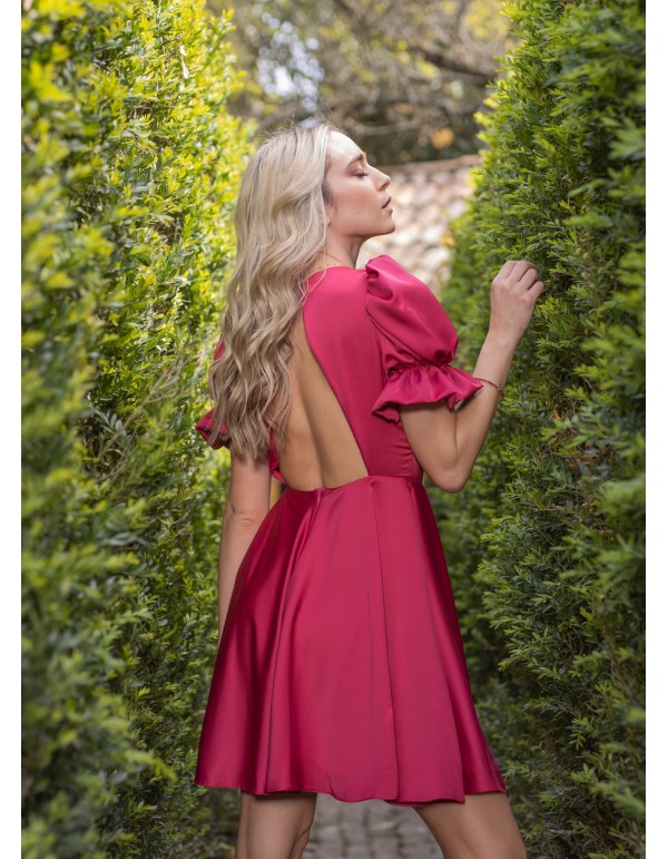 Vestido corto rojo con mangas abullonadas y espalda descubierta