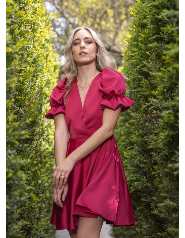 Vestido corto rojo con mangas abullonadas y espalda descubierta 2