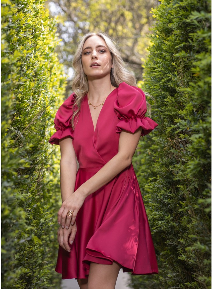Vestido corto rojo con mangas abullonadas y espalda descubierta