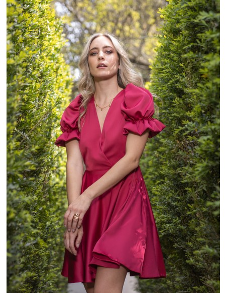 Vestido corto rojo con mangas abullonadas y espalda descubierta Vestido corto rojo con mangas abullonadas y espalda descubierta
