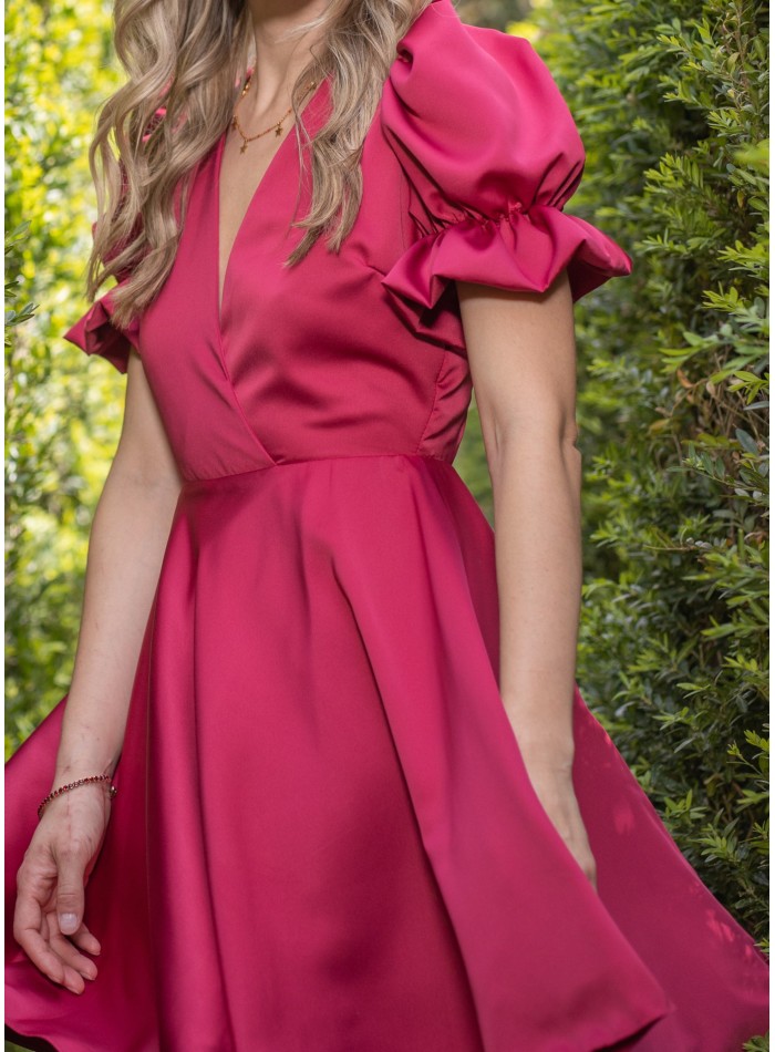 Vestido corto rojo con mangas abullonadas y espalda descubierta