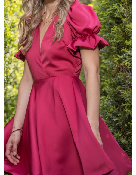 Vestido corto rojo con mangas abullonadas y espalda descubierta Vestido corto rojo con mangas abullonadas y espalda descubierta