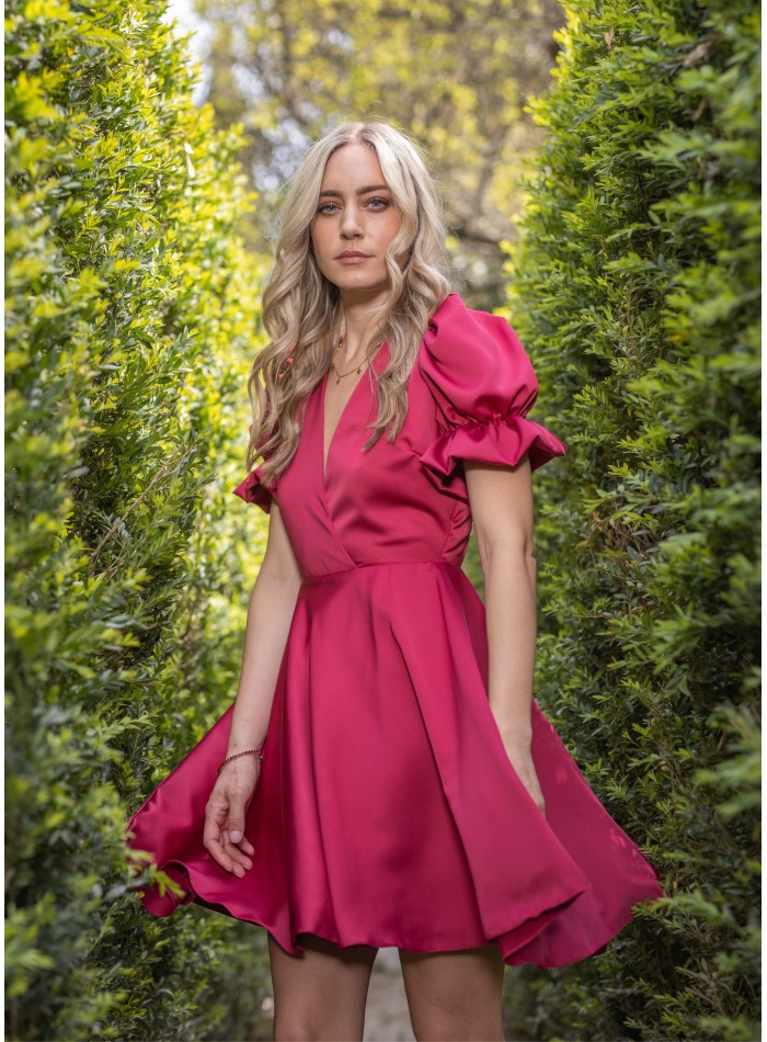 Vestido corto rojo con mangas abullonadas y espalda descubierta