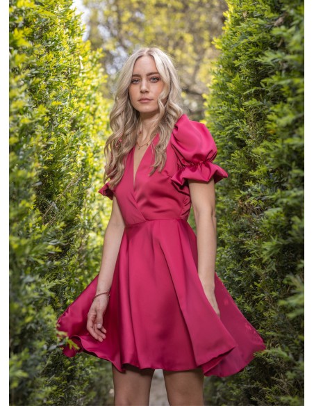 Vestido corto rojo con mangas abullonadas y espalda descubierta Vestido corto rojo con mangas abullonadas y espalda descubierta