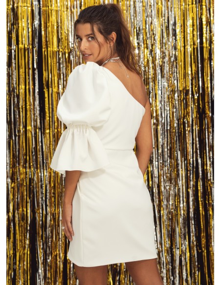 Vestido corto blanco con escote asimétrico y manga fruncida Vestido corto blanco con escote asimétrico y manga fruncida