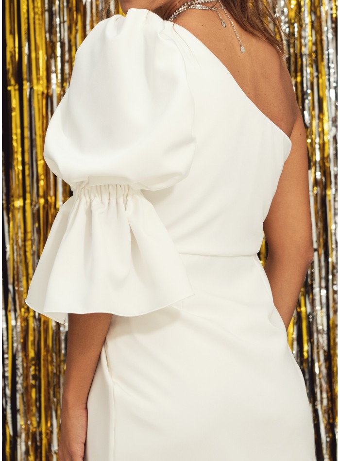 Vestido corto blanco con escote asimétrico y manga fruncida