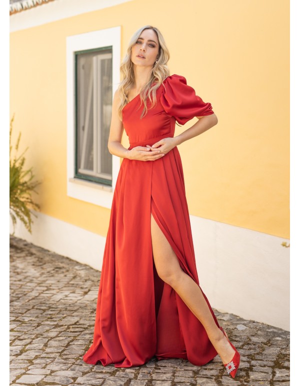 Longue robe rouge asymétrique avec une fente dans la jupe
