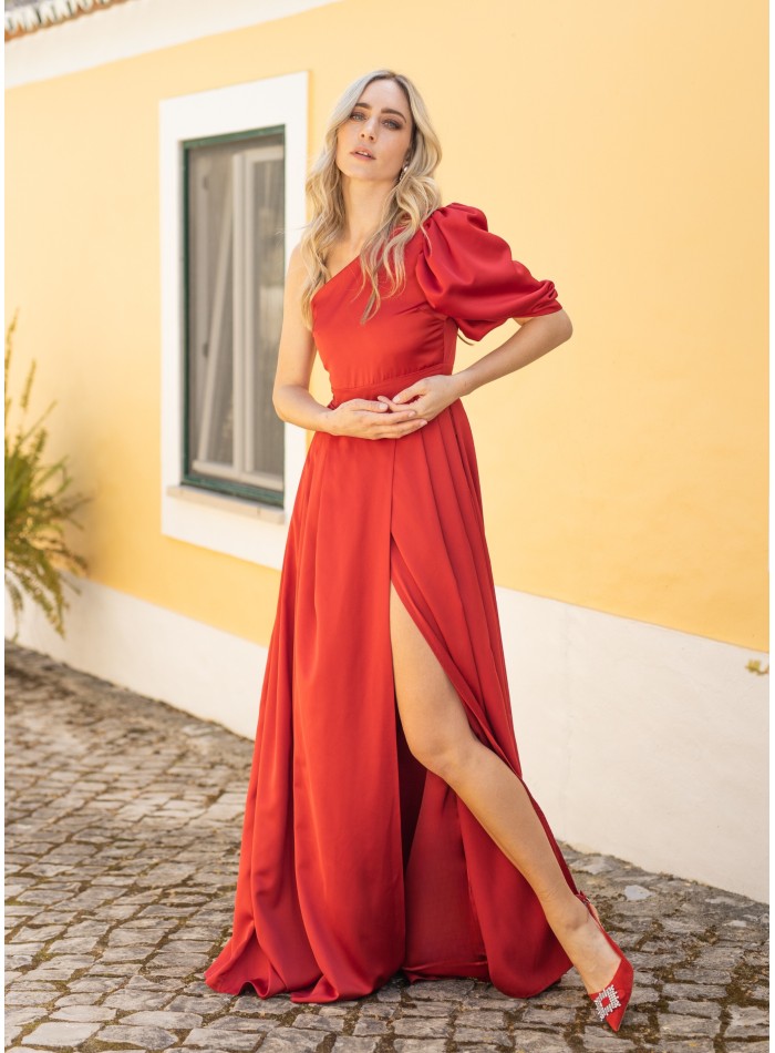 Long asymmetric red dress with a slit in the skirt