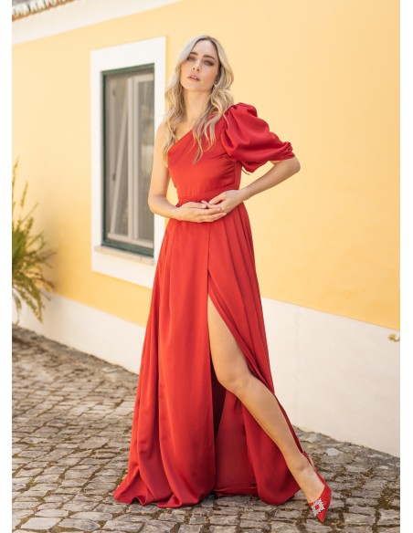 Longue robe rouge asymétrique avec une fente dans la jupe