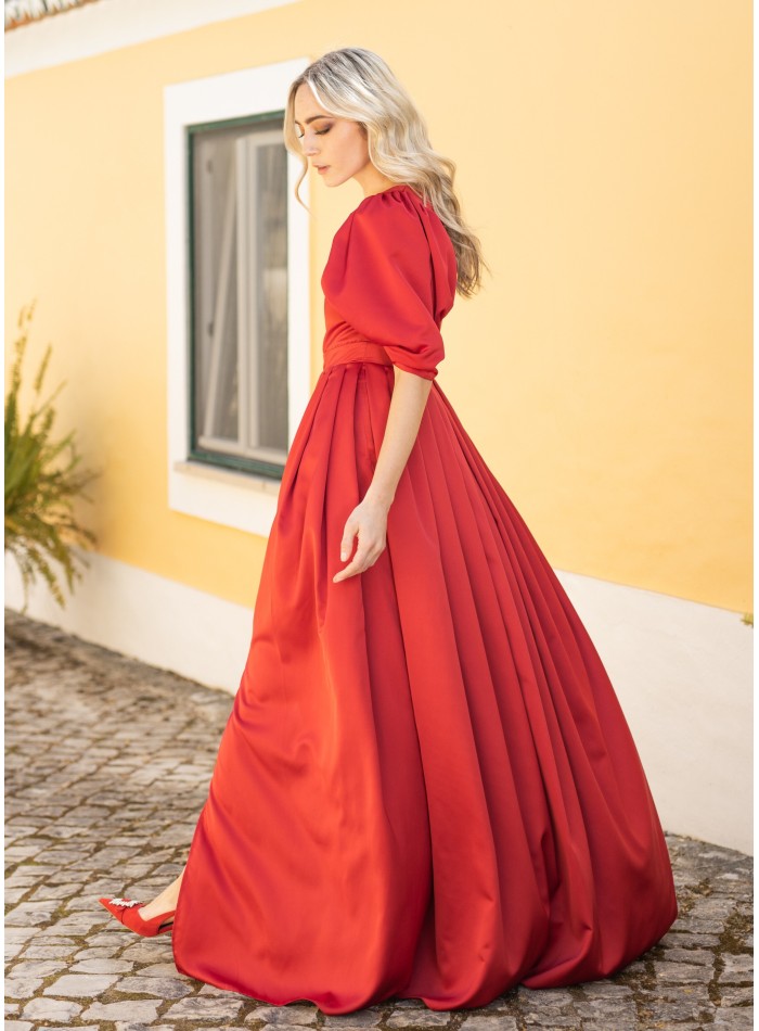 Longue robe rouge asymétrique avec une fente...