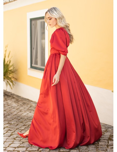 Longue robe rouge asymétrique avec une fente dans la jupe