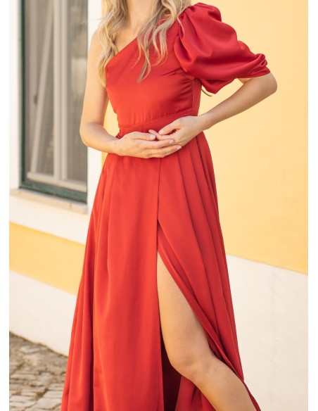 Longue robe rouge asymétrique avec une fente dans la jupe