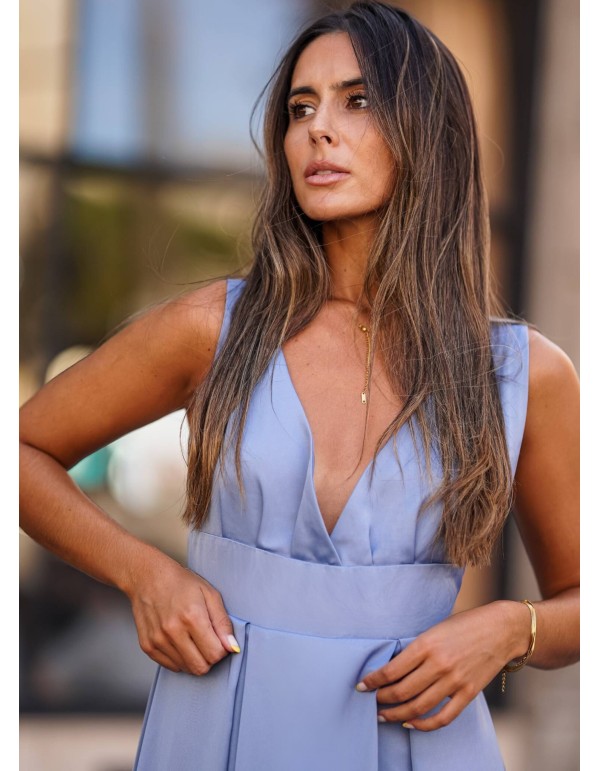 Vestido largo azul con escote pronunciado y apertura en la falda 2