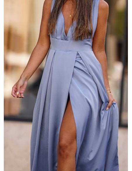 Longue robe bleue avec décolleté plongeant et ouverture