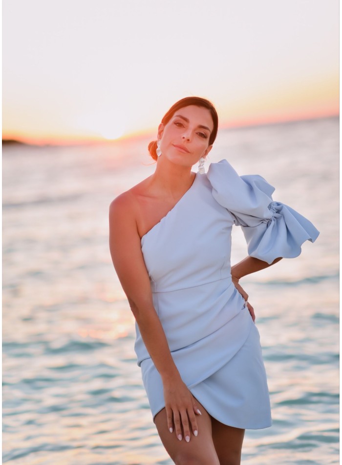 Robe courte bleue à encolure asymétrique et manches bouffantes