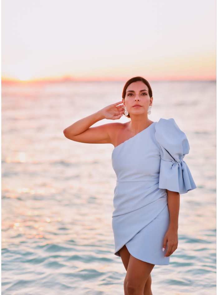 Vestido corto con escote asimétrico con manga abullonada