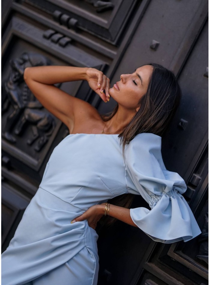 Vestido corto con escote asimétrico con manga abullonada