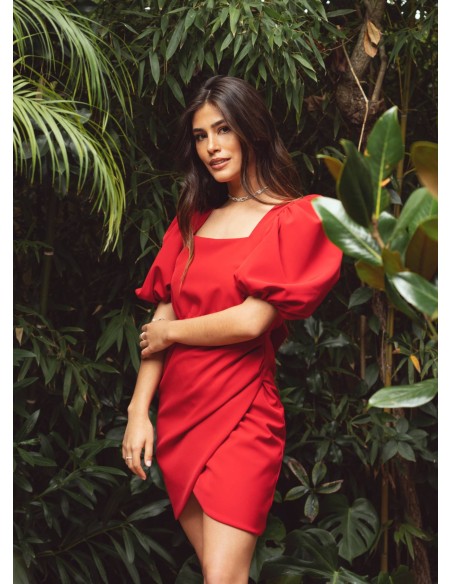 Vestido corto rojo con escote cuadrado