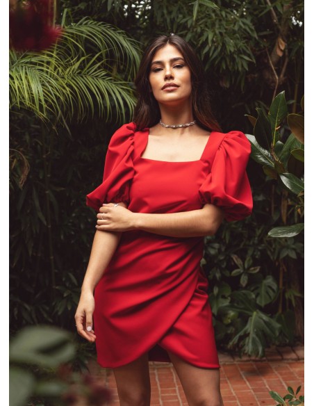 Vestido corto rojo con escote cuadrado y falda drapeada