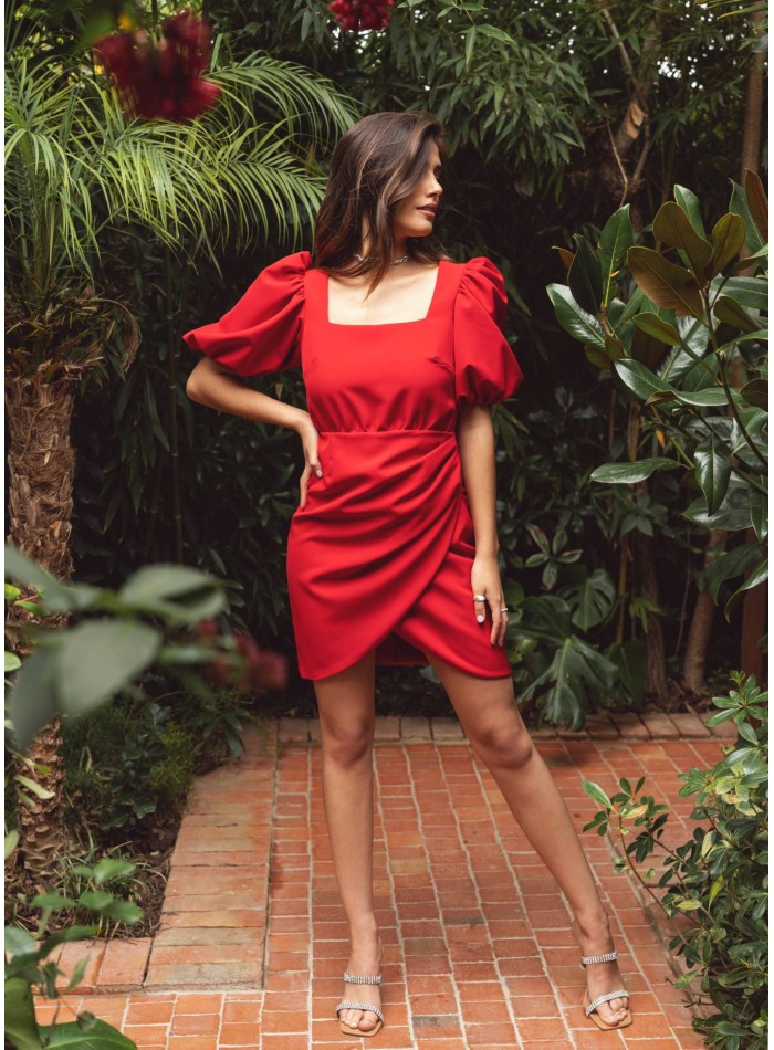 Vestido corto rojo con escote cuadrado y falda drapeada