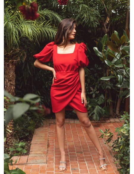 Vestido corto rojo con escote cuadrado y falda drapeada