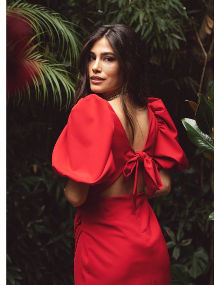 Robe rouge courte à encolure carrée et jupe drapée