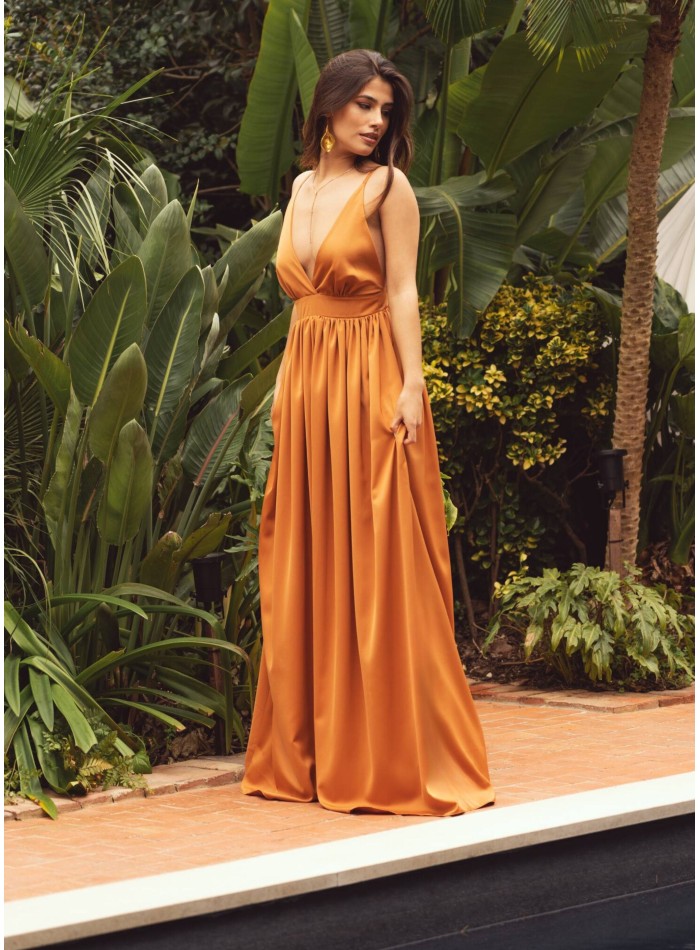 Robe longue en terre cuite avec décolleté plongeant et fines bretelles