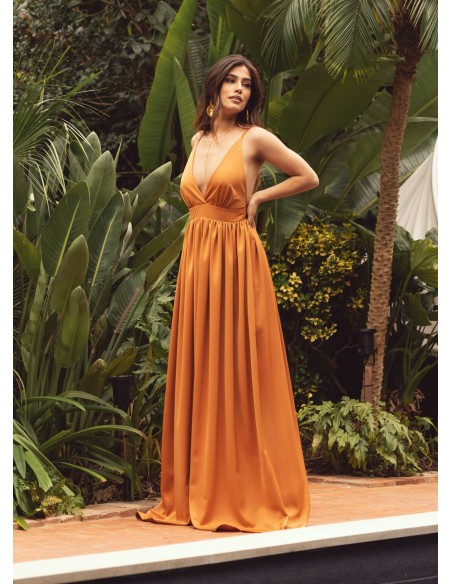 Vestido largo terracota con escote pronunciado y tirantes finos