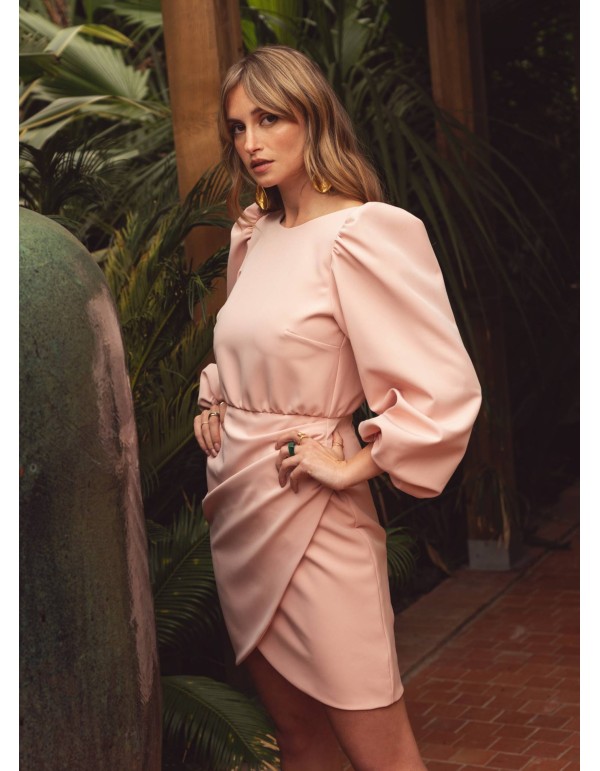 Vestido corto rosa drapeado con manga larga 2