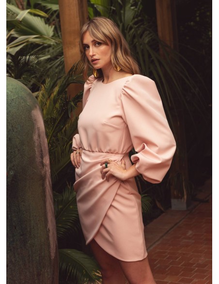 Vestido corto rosa drapeado con manga larga