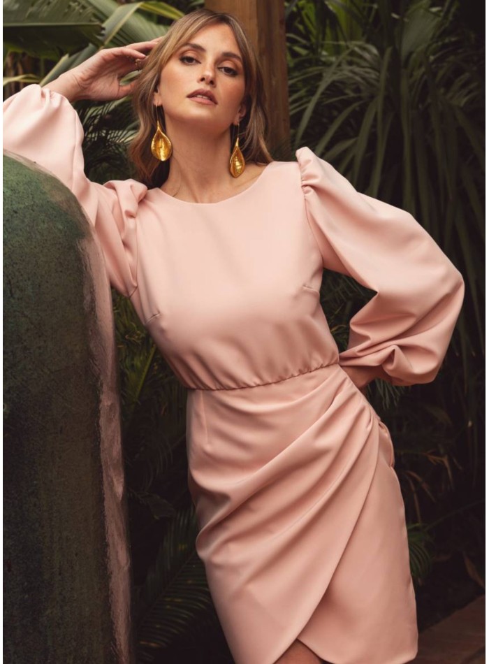 Vestido corto rosa drapeado con manga larga