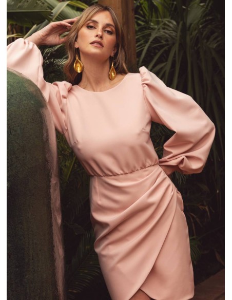 Vestido corto rosa drapeado con manga larga