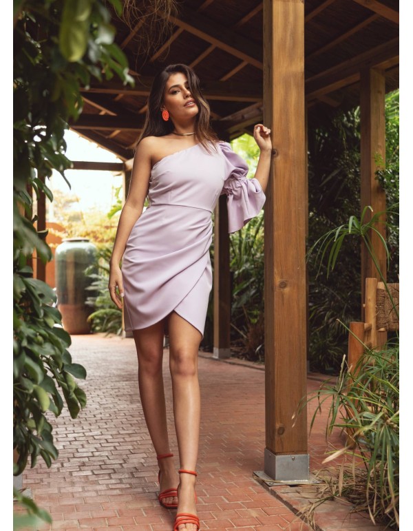 Robe courte lilas avec encolure asymétrique et manches...