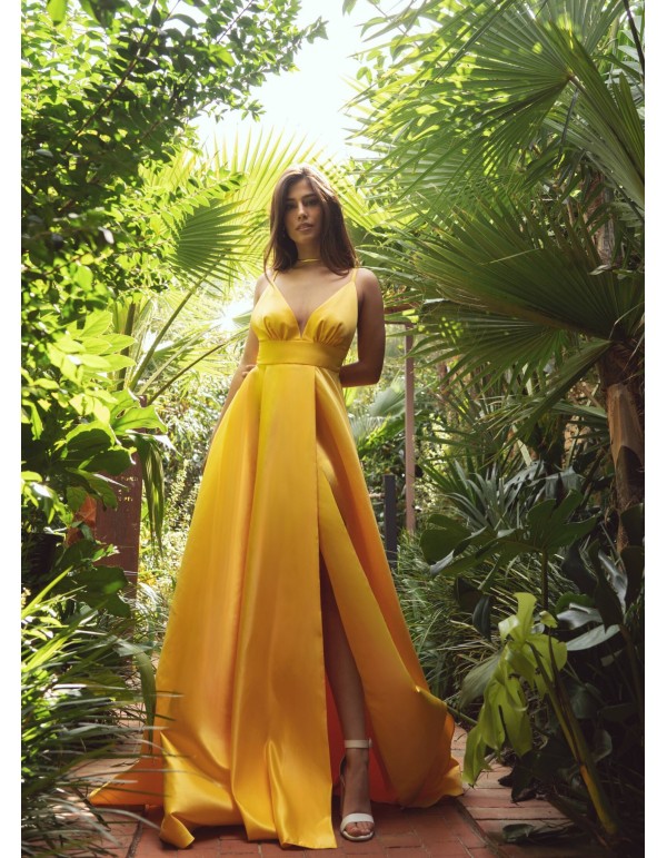 Longue robe jaune avec décolleté plongeant et coupe...