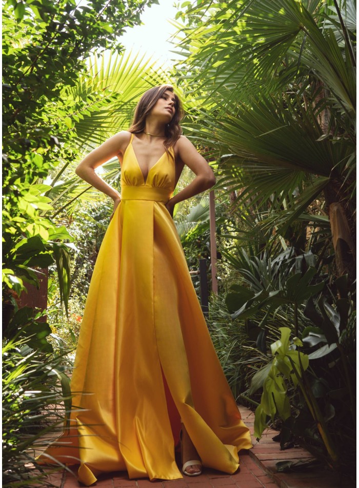 Vestido largo amarillo con escote pronunciado y corte princesa
